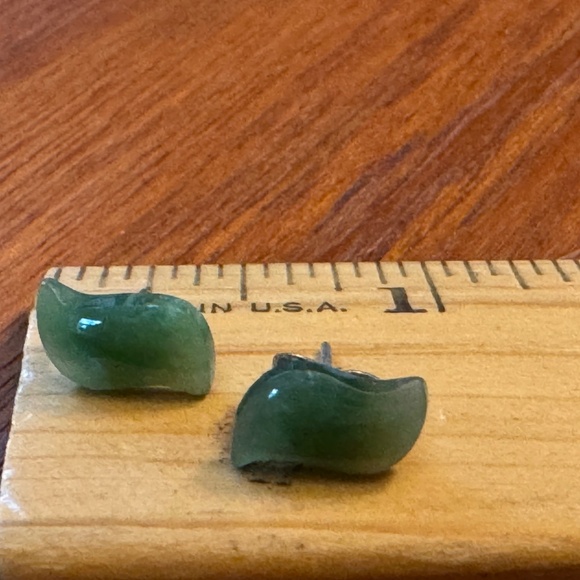 Small green jade or stone earrings - Picture 1 of 3
